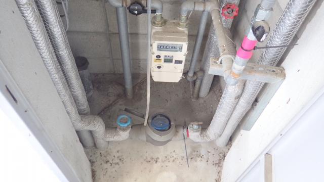 給湯器本体や配管から水が漏れているのを見つけたら、パニックにならず、すぐに行動することが大切です。水漏れは階下の部屋にまで被害を広げる可能性があるからです。
まず最優先で建物のどこかにある水道の元栓を閉めてください。